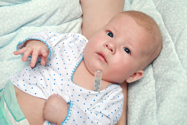 6 lưu ý quan trọng khi bé bị sốt giúp con mau khỏe (1)