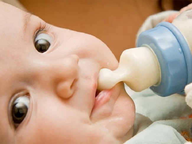 Làm thế nào khi bé lười bú bình, thích nhai cắn núm ty bình sữa? (1)