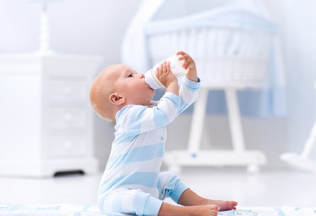 Trẻ sơ sinh nên dùng bình sữa loại nào dễ bú và an toàn? (2)
