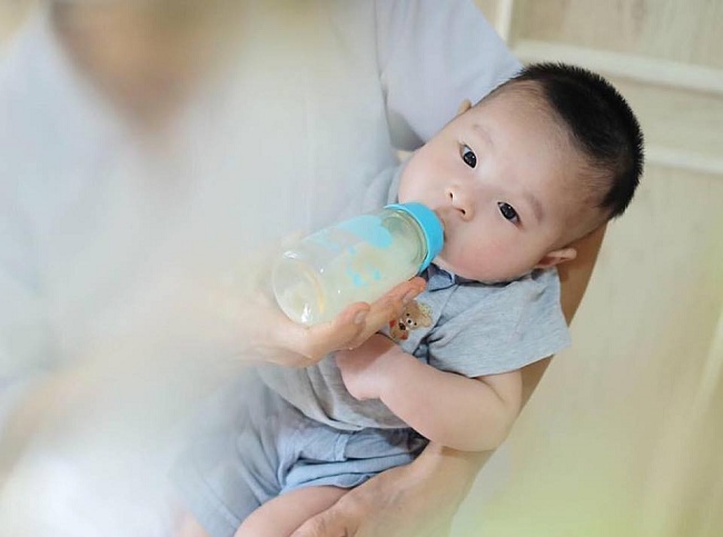 Cách cho trẻ sơ sinh bú bình không bị đầy hơi, sặc sữa
