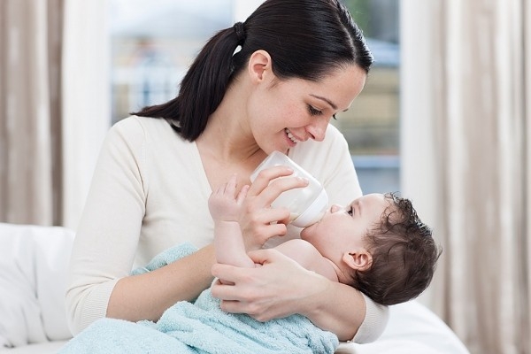 Cách cho trẻ sơ sinh bú bình một loáng hết ngay bình sữa (2)