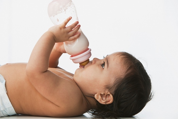 Cách cho trẻ sơ sinh bú bình một loáng hết ngay bình sữa (1)