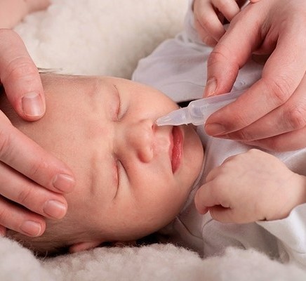 Cách nhỏ mũi và rửa mũi cho bé sơ sinh