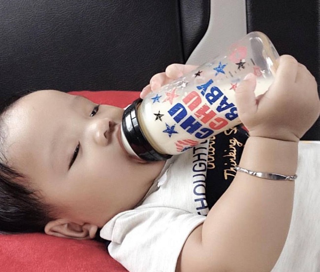 Làm cách nào để bé tự cầm bình sữa? (2)