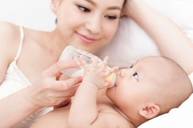 Làm cách nào để bé tự cầm bình sữa? (3)