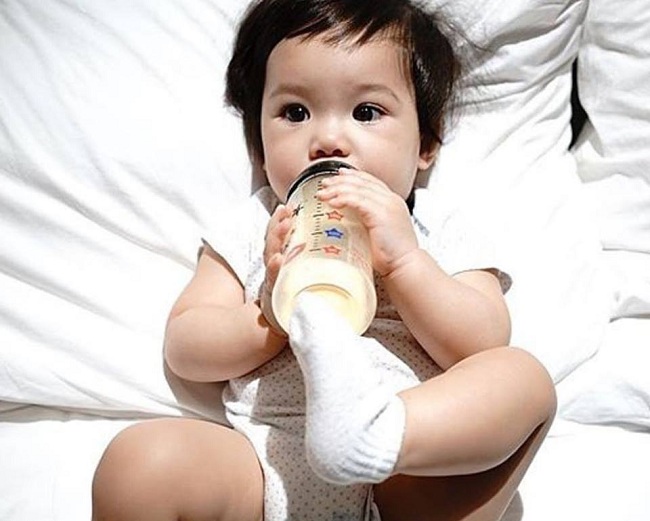 Nên dùng bình sữa nào cho trẻ sơ sinh lười ti bình?