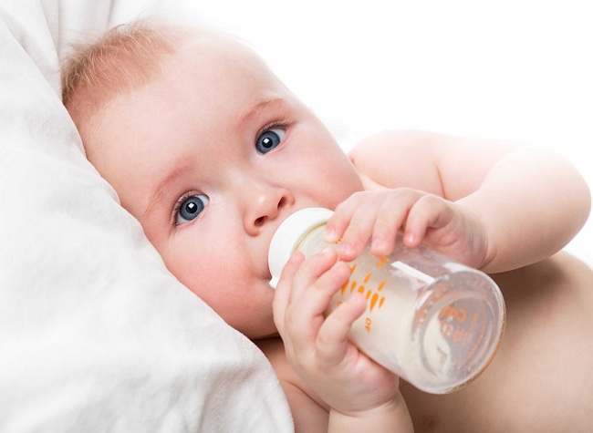 Nên mua bình sữa nào cho trẻ sơ sinh giống ti mẹ nhất? (1)