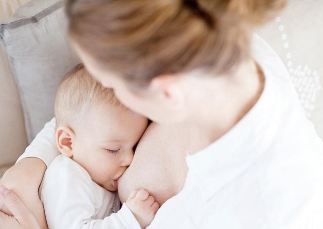 Trẻ bú sữa mẹ nhiều nhưng chậm tăng cân: Nguyên nhân và biện pháp (1)