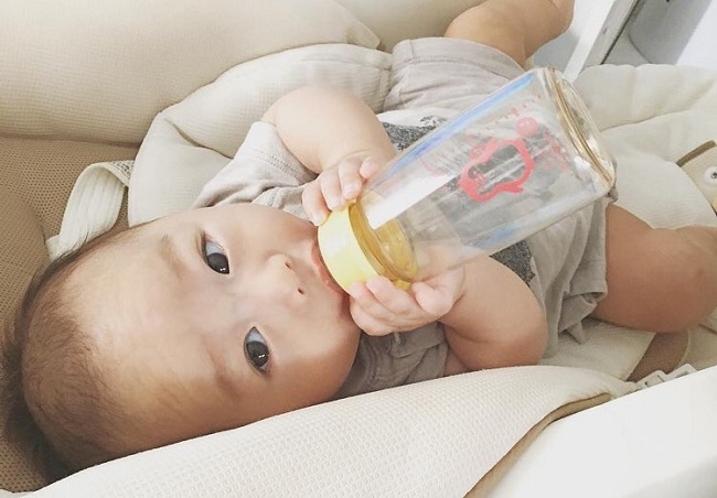 Review bình sữa em bé loại nào tốt cho trẻ dưới và trên 6 tháng tuổi
