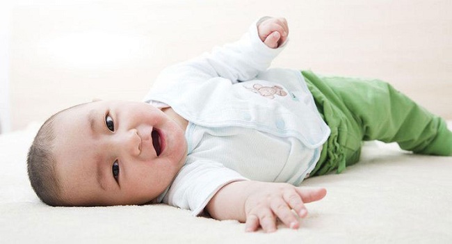 Sự phát triển của trẻ sơ sinh từ 0 - 6 tháng tuổi mẹ nên biết (2)