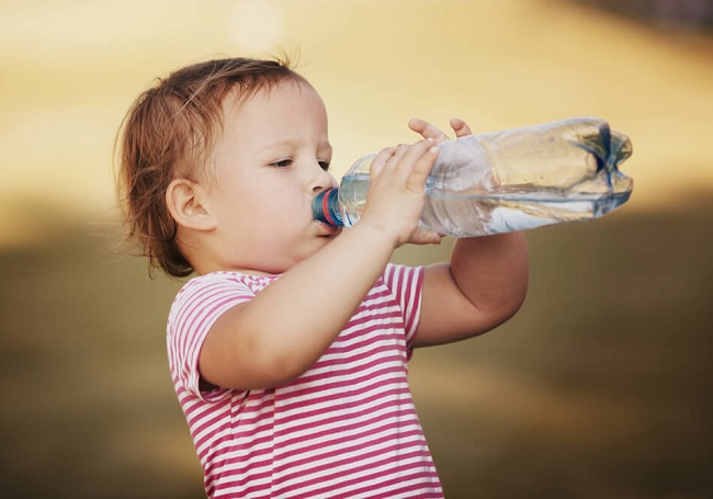 Tại sao không nên cho trẻ dưới 6 tháng tuổi uống nước? (2)