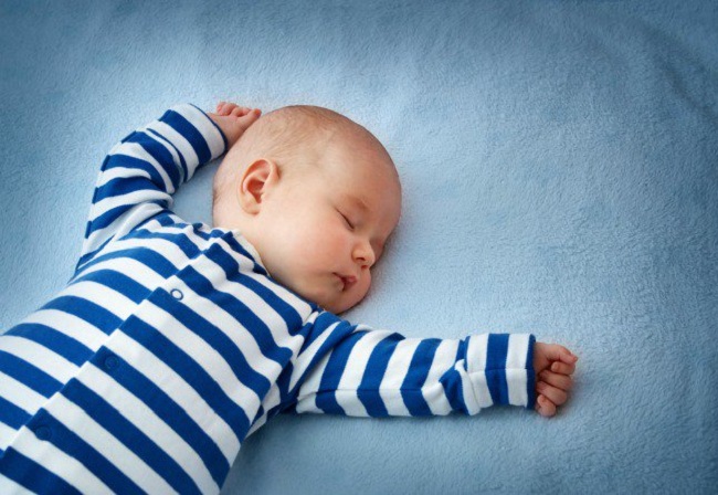 Trẻ bị đổ mồ hôi đầu nhiều khi ngủ có sao không? (2)